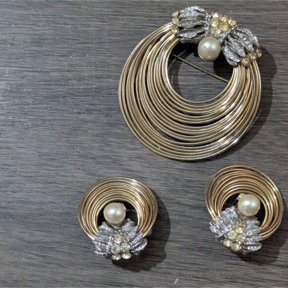 Vintage Gold-Tone Brooch & Clip-On Earrings Set With Faux Pearls & Rhinestones - Picture 8 of 8